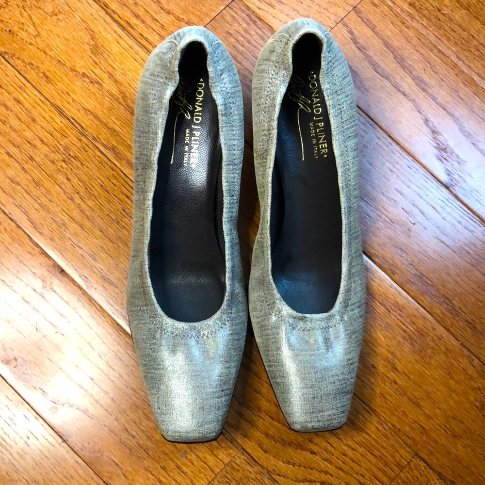🔥 Closet Clear Out🔥. Donald Pliner kitten heels